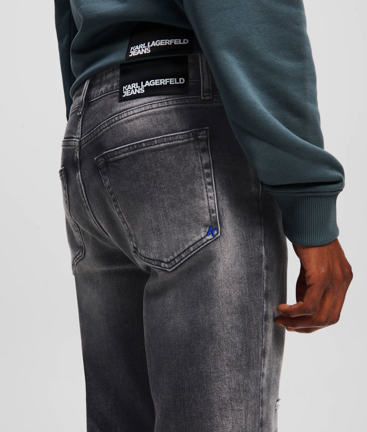 DISTRESSED SLIM JEANS